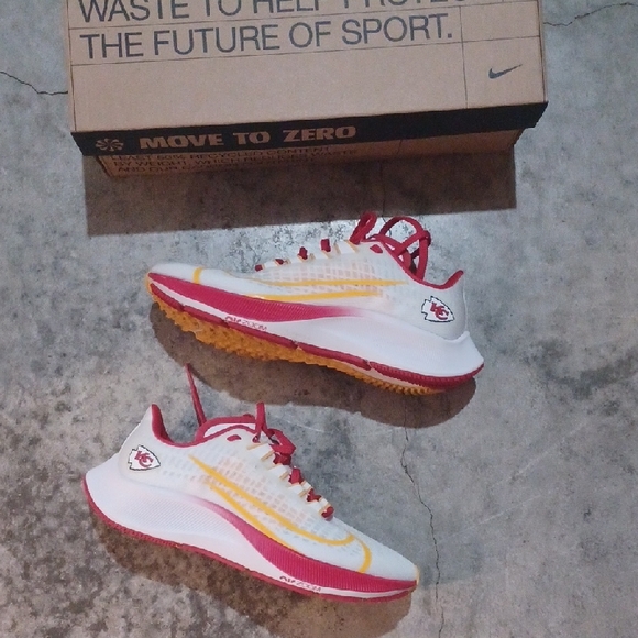 Nike Kansas CITY Chiefs Zoom PEGASUS 37 Red and White Athletic Shoes Size 7.5 - Picture 1 of 6